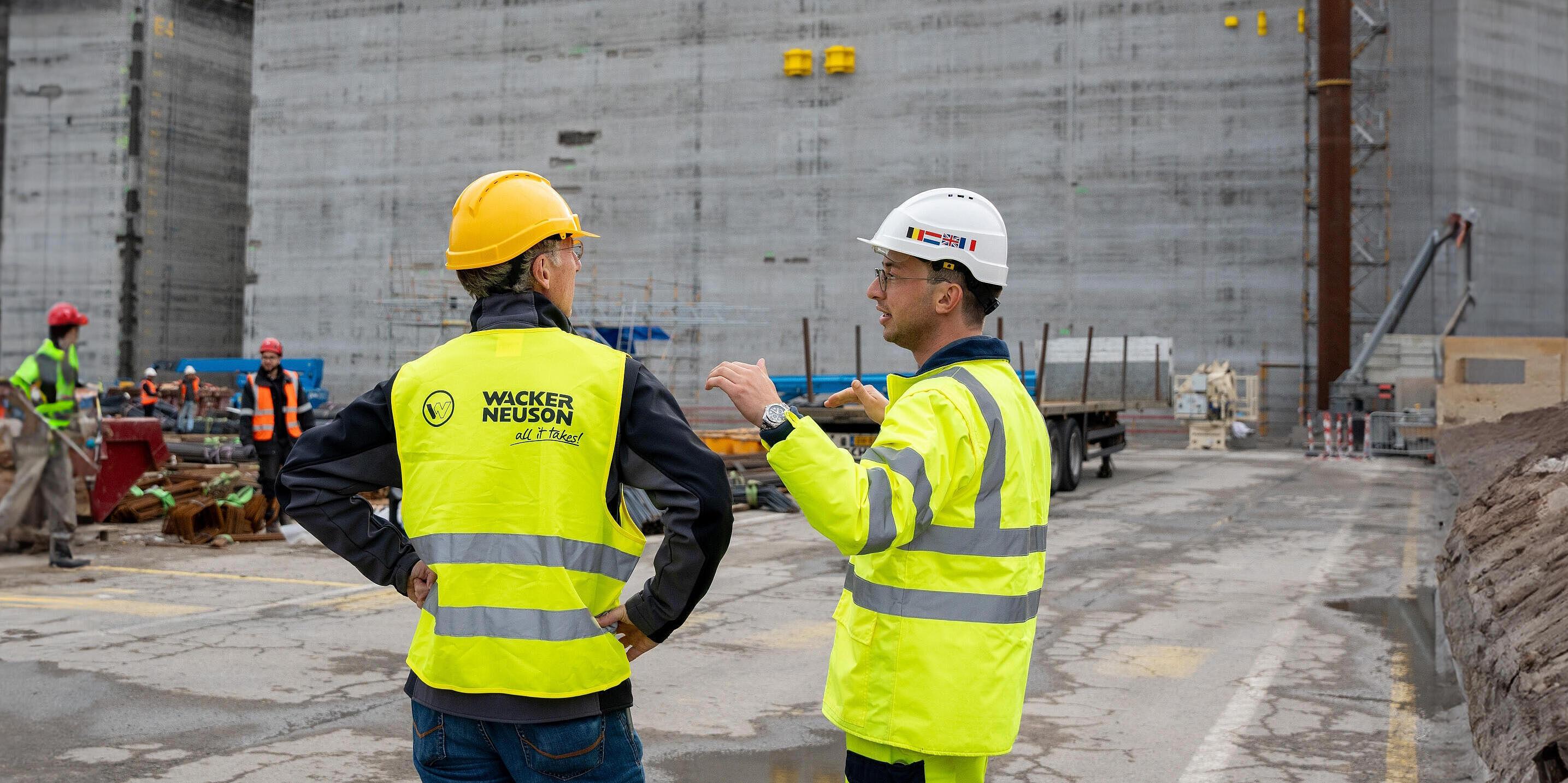 two persons in front of a concrete element